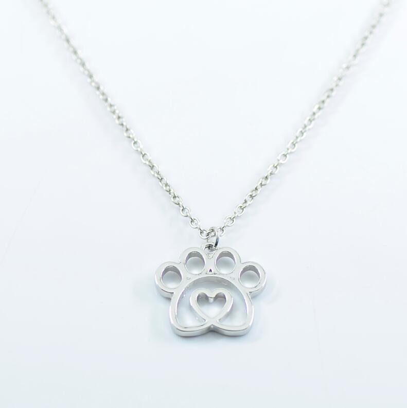 Collar "Corazón y Huella" con Diseño Calado