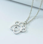 Collar "Corazón y Huella" con Diseño Calado
