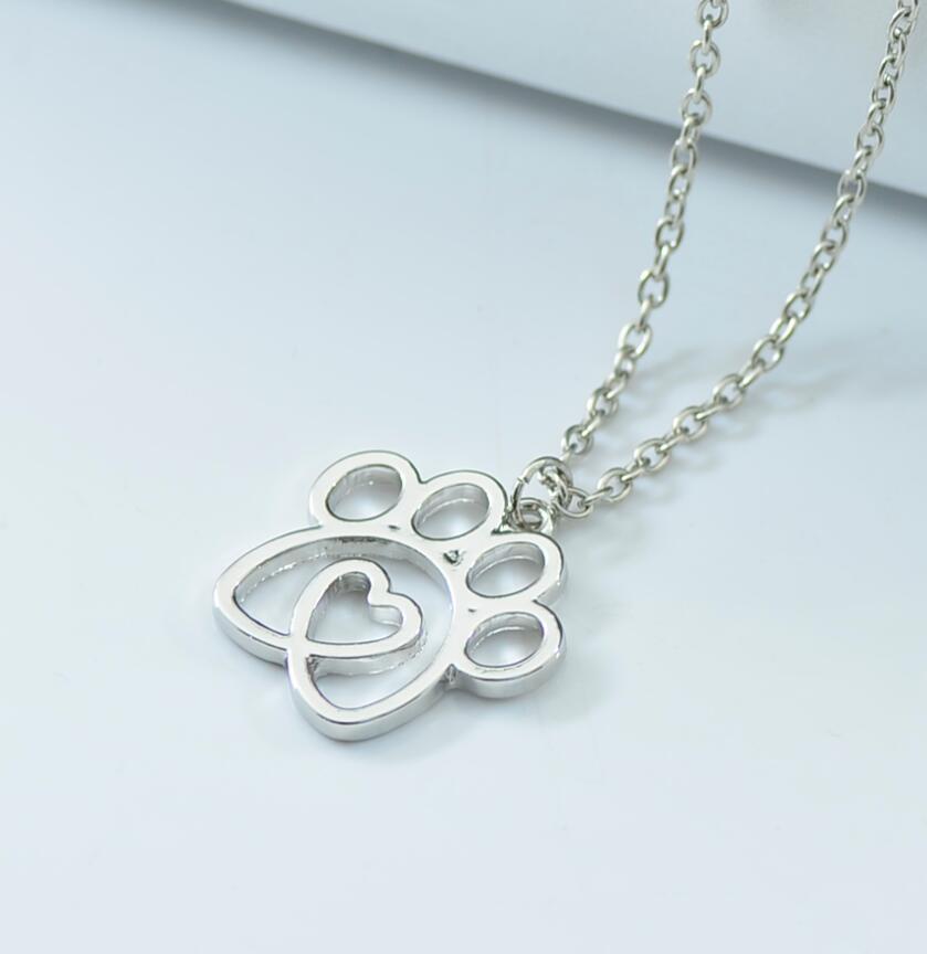 Collar "Corazón y Huella" con Diseño Calado