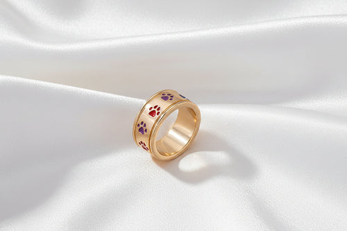 Anillo  con Diseño de Huellas