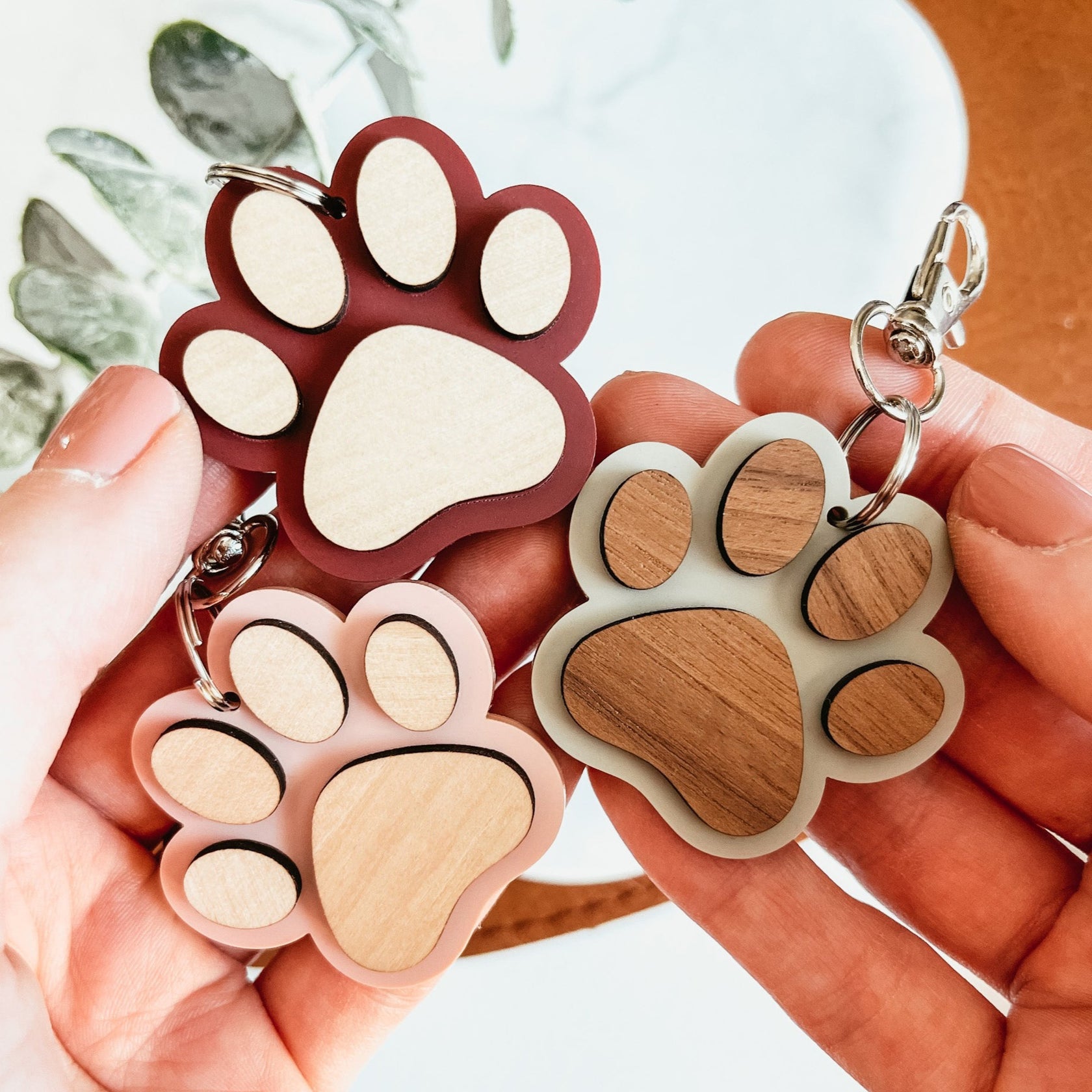 Llavero Artesanal de Madera con Huella Canina