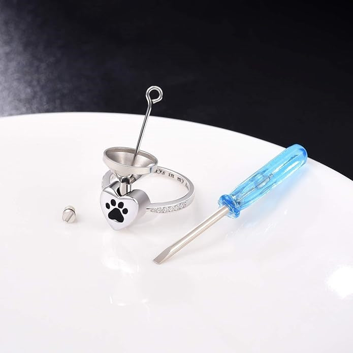 Anillo Urna Conmemorativo con Diseño de Huella y Corazón