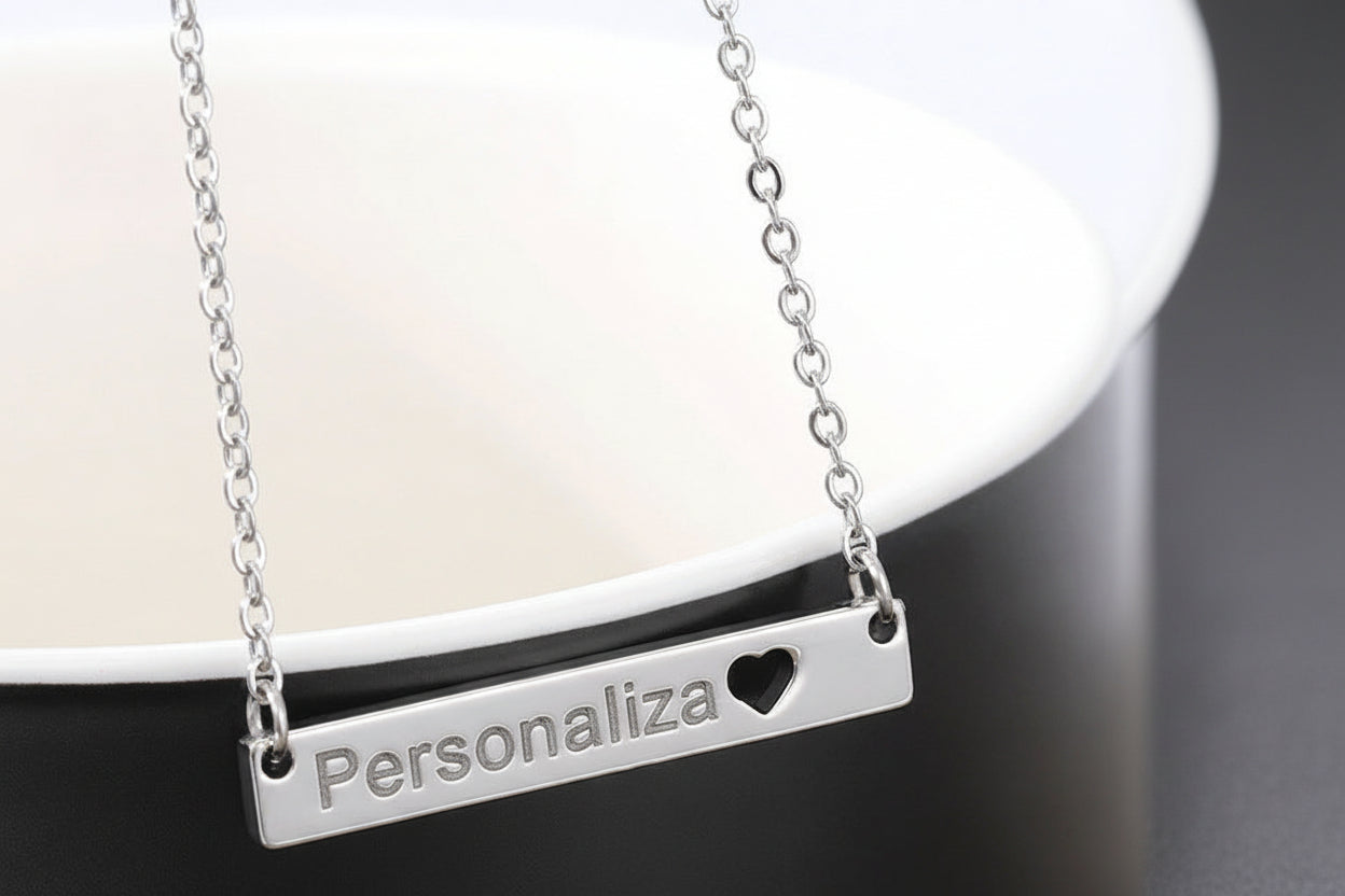 Collar de Placa Cuadrada con Corazón Calado Personalizable