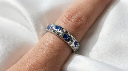 Anillo Sentimiento Canino con Huellas y Cristales
