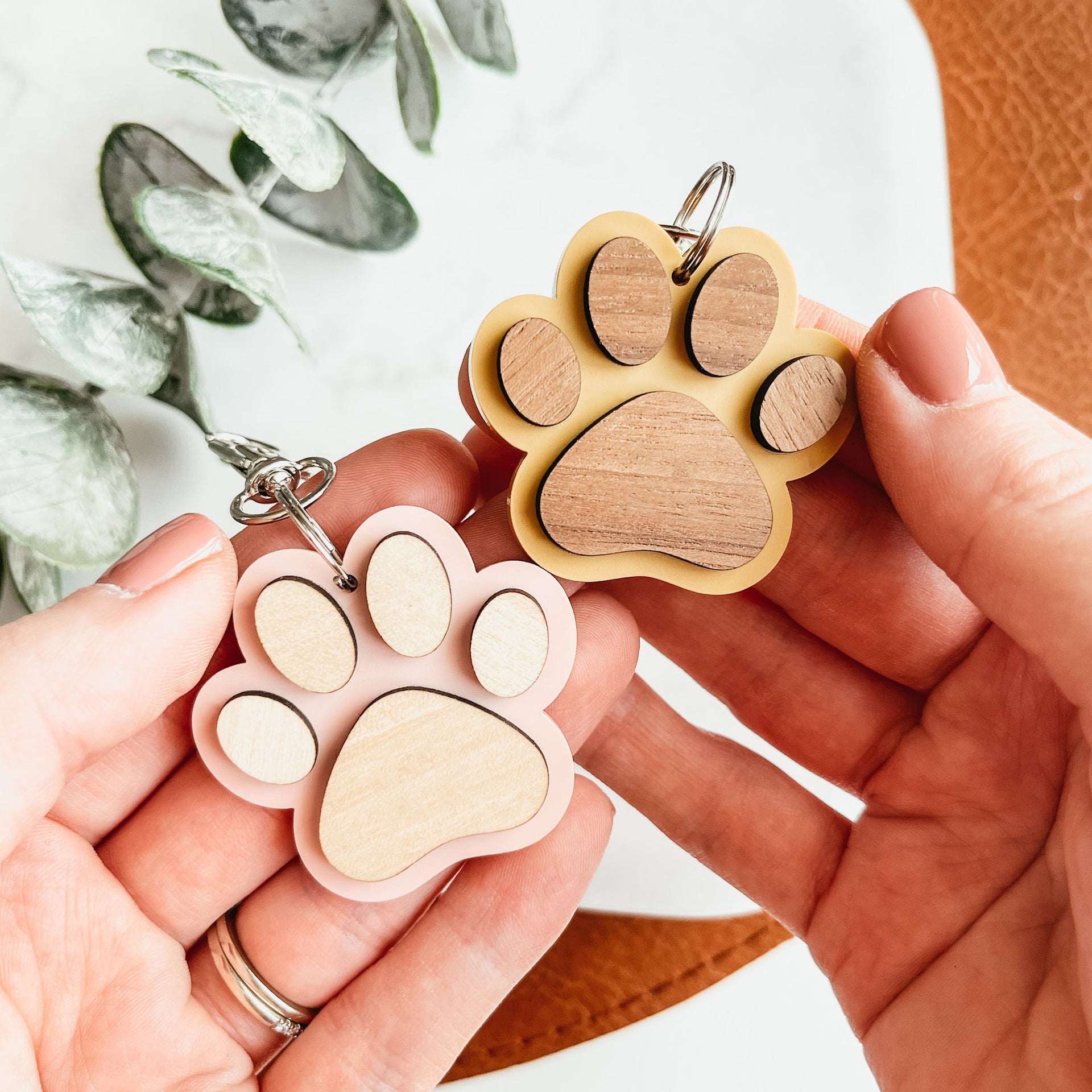 Llavero Artesanal de Madera con Huella Canina